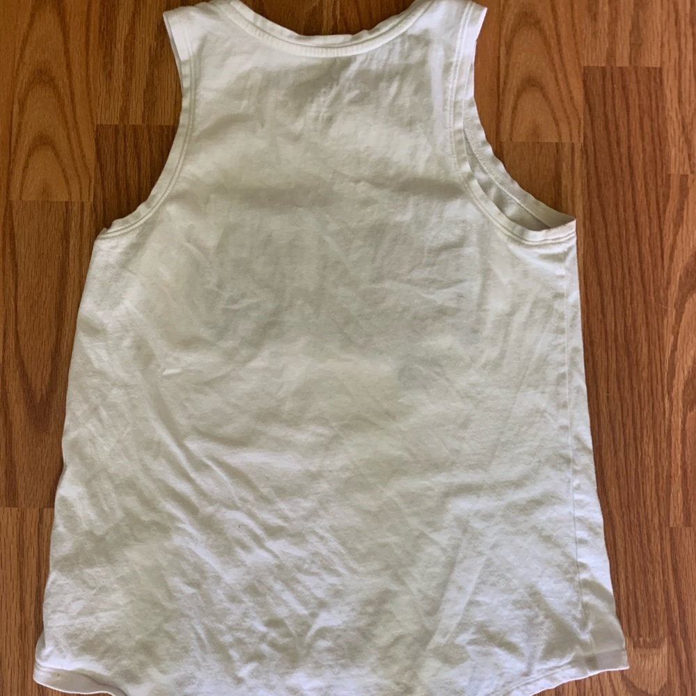 A white tank - Picture 2 of 3